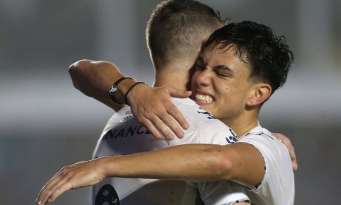 Santos goleia Coritiba e ganha fôlego no topo da Série B