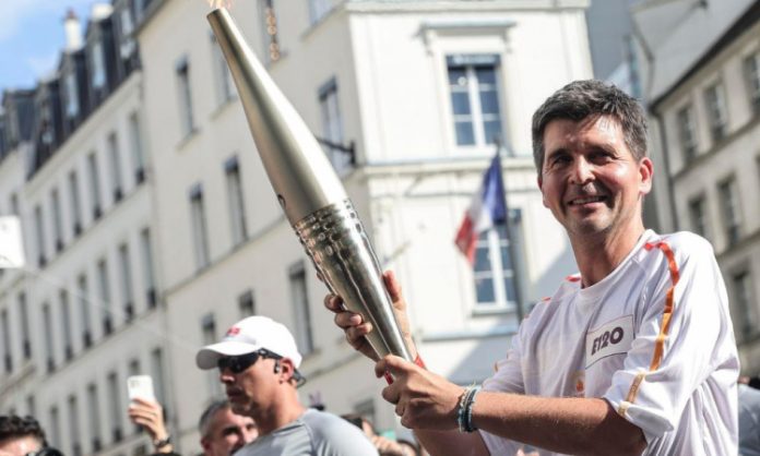 Chama olímpica passa pelos principais pontos de Paris e tenta reacender o espírito dos jogos entre os franceses