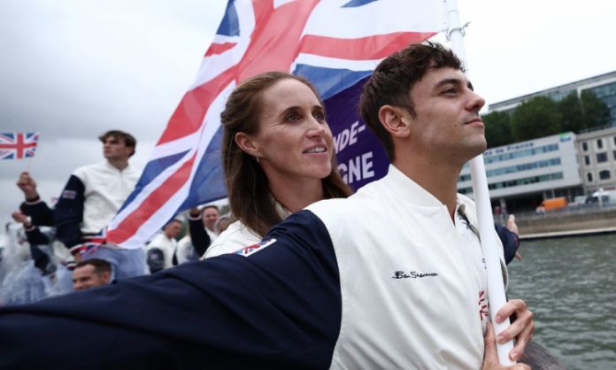 Atletas britânico agitam multidão durante cerimônia de abertura ao reproduzirem cena de ‘Titanic’