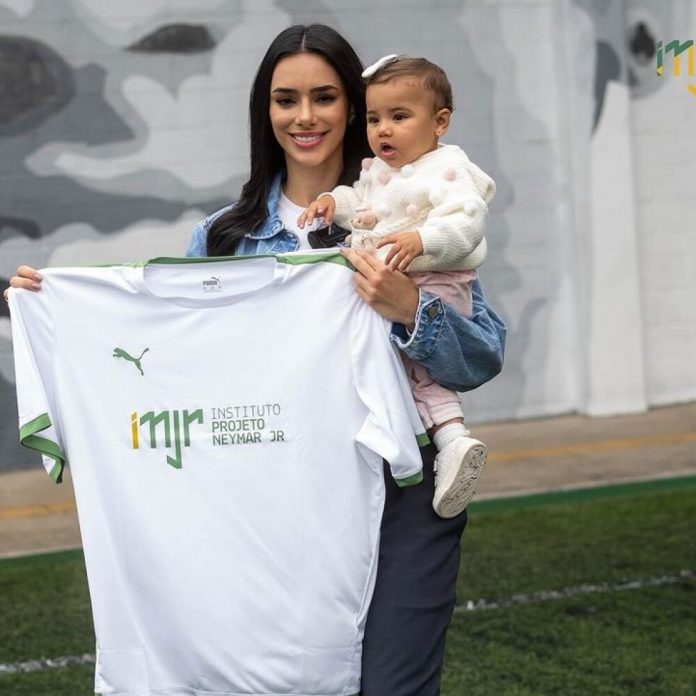 Filha de Neymar veste macacão de R$ 3.300 em visita a instituto do pai