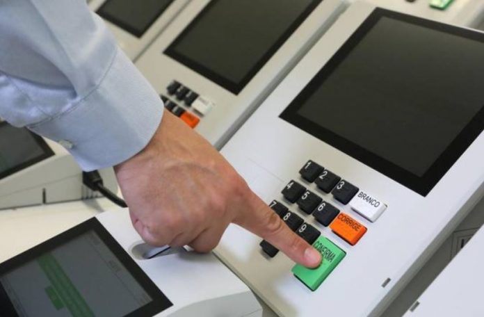 TSE afirma que urnas brasileiras são “totalmente auditáveis” após crítica de Maduro