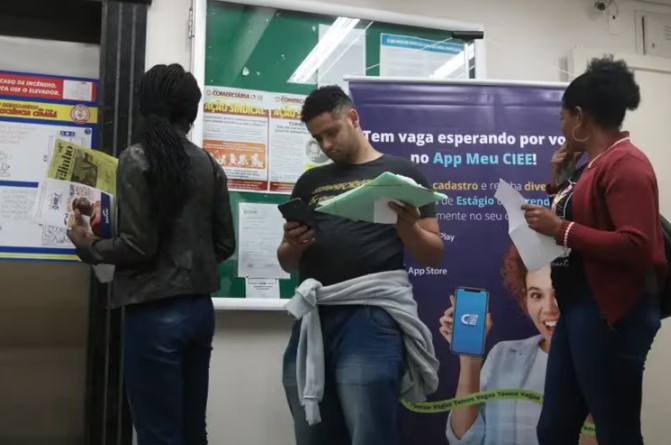 Desemprego fecha 2º trimestre em 6,9%, menor taxa para o período em 10 anos