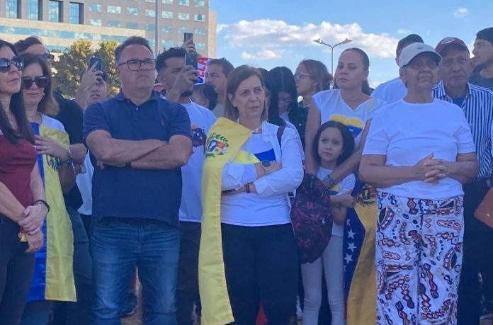 Embaixada em Brasília tem atos de venezuelanos contra Maduro e de brasileiras a favor do ditador