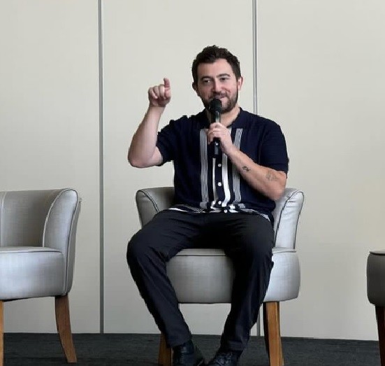 Vincent Martella no Brasil: ator de ‘Todo Mundo Odeia o Chris’ elogia praias e positividade dos brasileiros