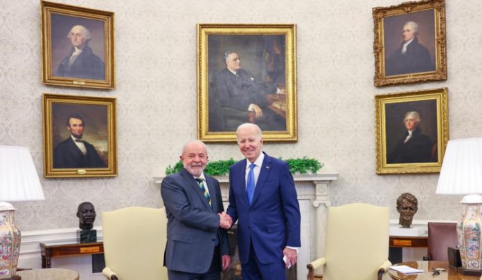 Em conversa com Biden, Lula diz ser fundamental Venezuela divulgar atas eleitorais