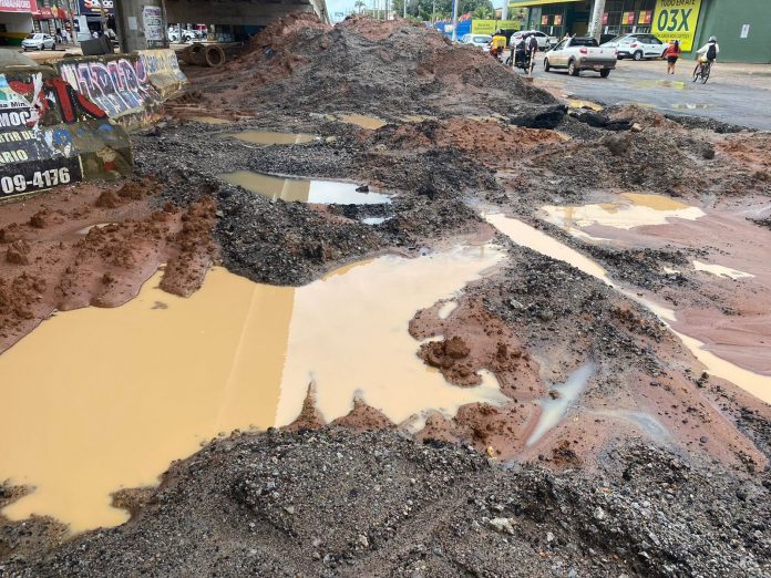 Lama, buracos e trânsito lento: obra causa transtornos a motoristas no Gancho de Igapó, em Natal