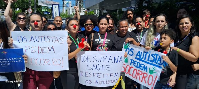 Famílias de crianças com autismo protestam contra mudanças no atendimento de operadora de plano de saúde em Natal