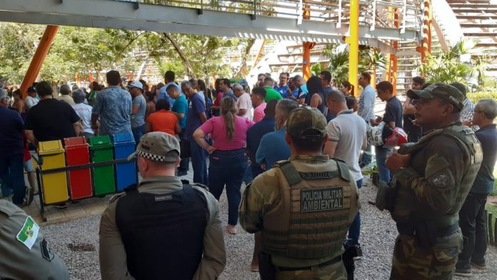 Manifestantes arrombam portão e ocupam sede do Idema para cobrar início da obra de engorda de Ponta Negra