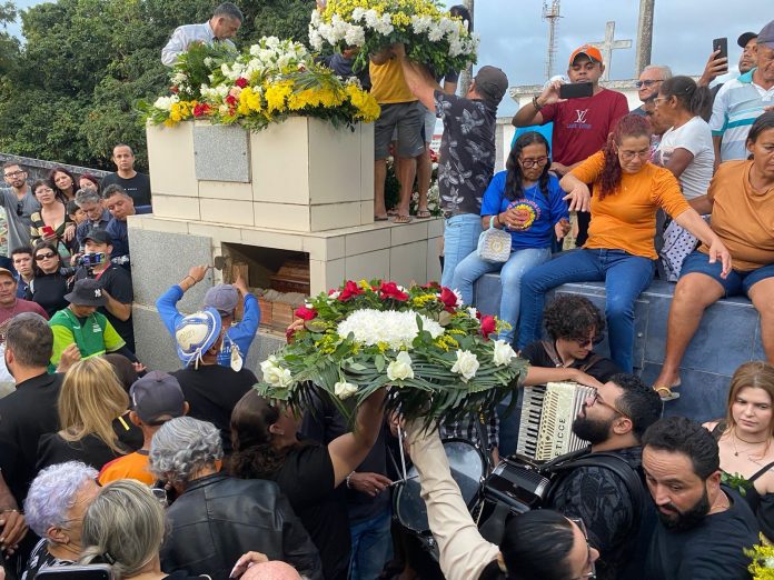 Corpo de Biliu de Campina é enterrado em frente ao túmulo de Genival Lacerda
