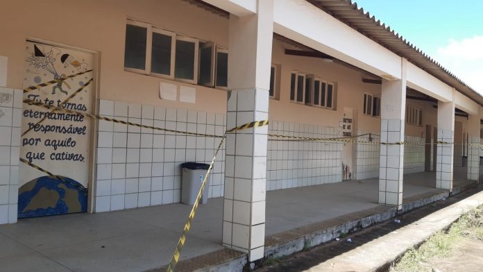 Ventania arrasta parte de telhado de escola em Ceará-Mirim