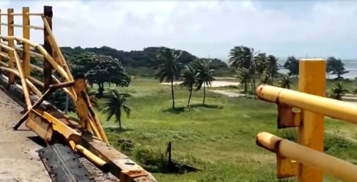 Grades de proteção danificadas da Ponte Newton Navarro oferecem risco a pedestres