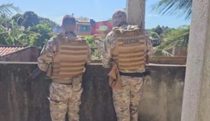 Polícia prende mulheres de detentos suspeitas de enviar mensagens de maridos a organização criminosa