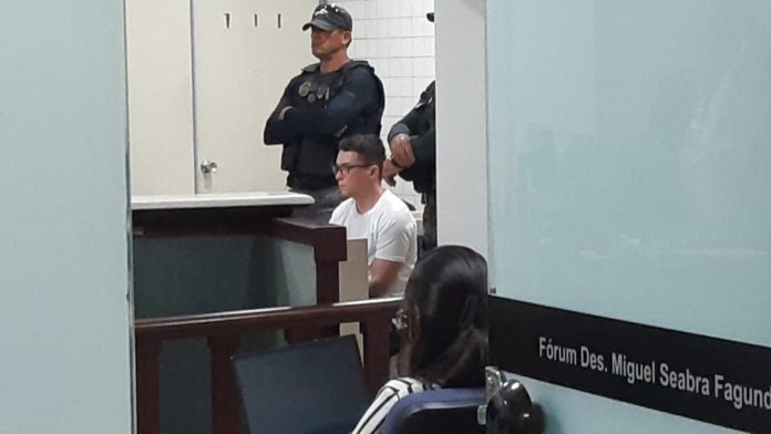 Policial penal acusado de matar duas pessoas e sequestrar outra passa por audiência de instrução em Natal