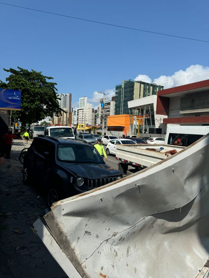 Motorista é preso após perder controle do carro e derrubar parada de ônibus em João Pessoa; VEJA VÍDEO