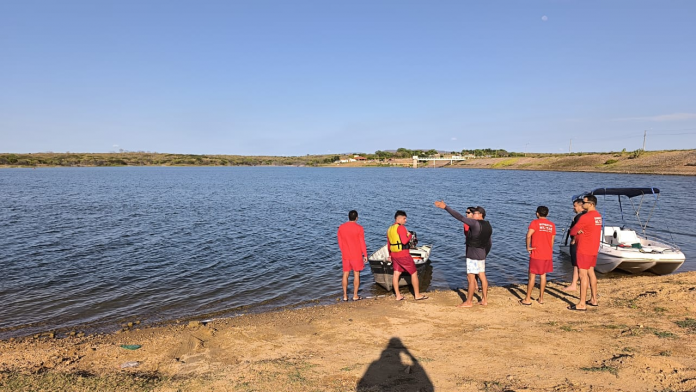 Bombeiros fazem buscas por policial militar que desapareceu em barragem em Pau dos Ferros