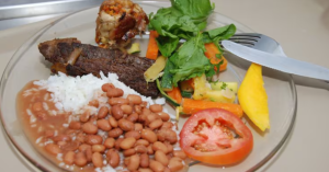 Feijão e carne aliviam bolso, enquanto batata, arroz e ovos puxam inflação do prato feito